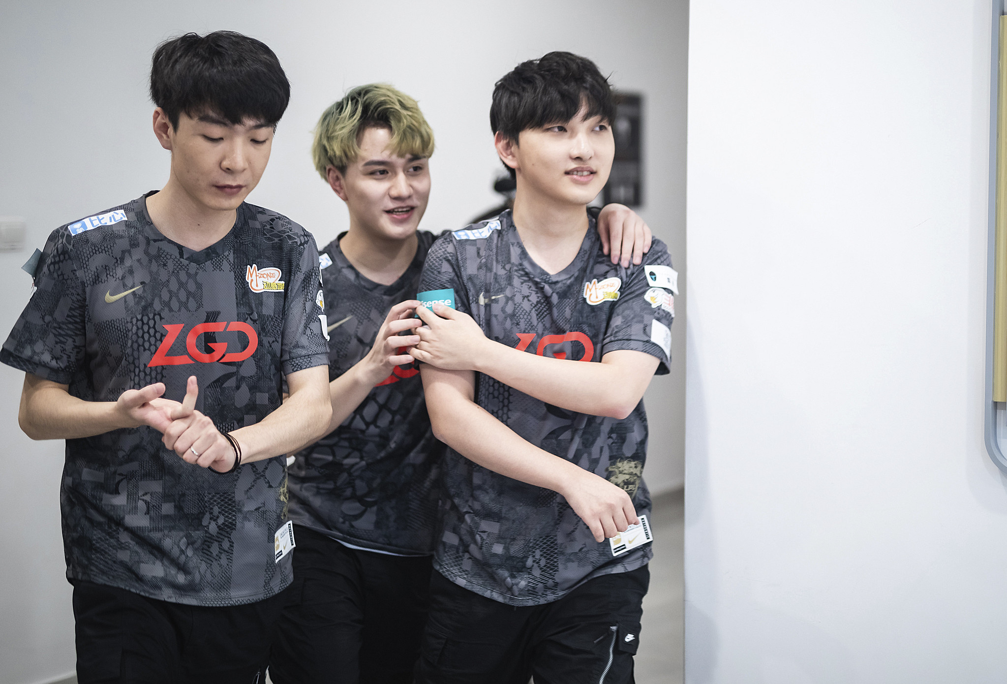 LGD血洗MAD,Uzi团战一打五宿命之战入围赛,留下经典瞬间 LGD血洗MAD,Uzi团战一打五宿命之战入围赛,留下经典瞬间