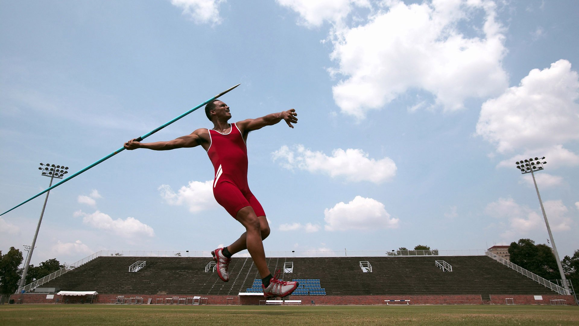红灯熄灭，绿茵亮起，当F1的速度美学遇见李刚仁的致命一击